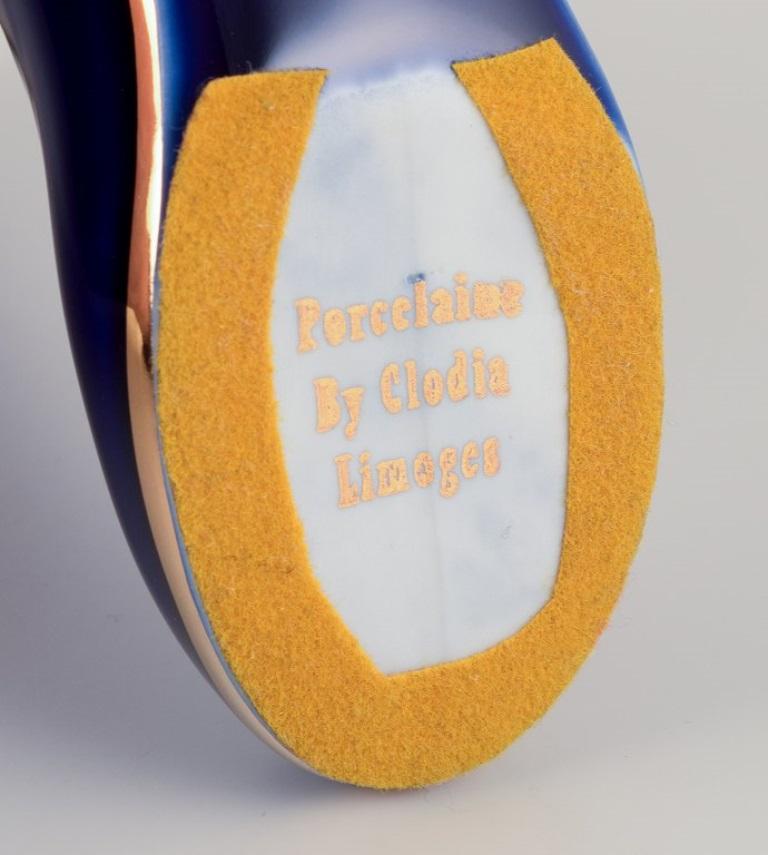 Limoges, Francia. Bota de porcelana y campana de mesa decoradas con pan de oro de 22 quilates en Excelente estado para la venta en Copenhagen, DK