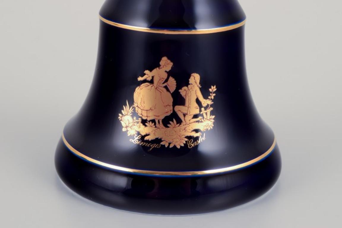 Limoges, Francia. Bota de porcelana y campana de mesa decoradas con pan de oro de 22 quilates Porcelana en venta
