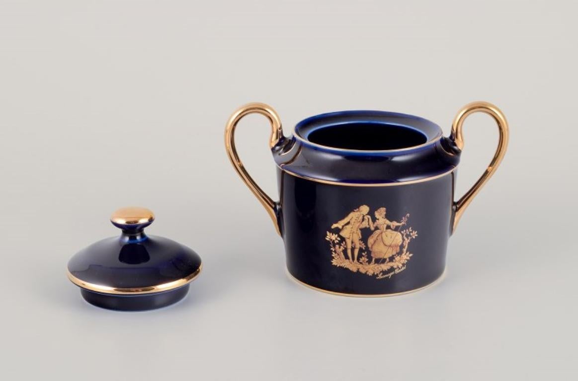 Français Limoges, France. Tasse basse en porcelaine avec soucoupe et sucrier. en vente