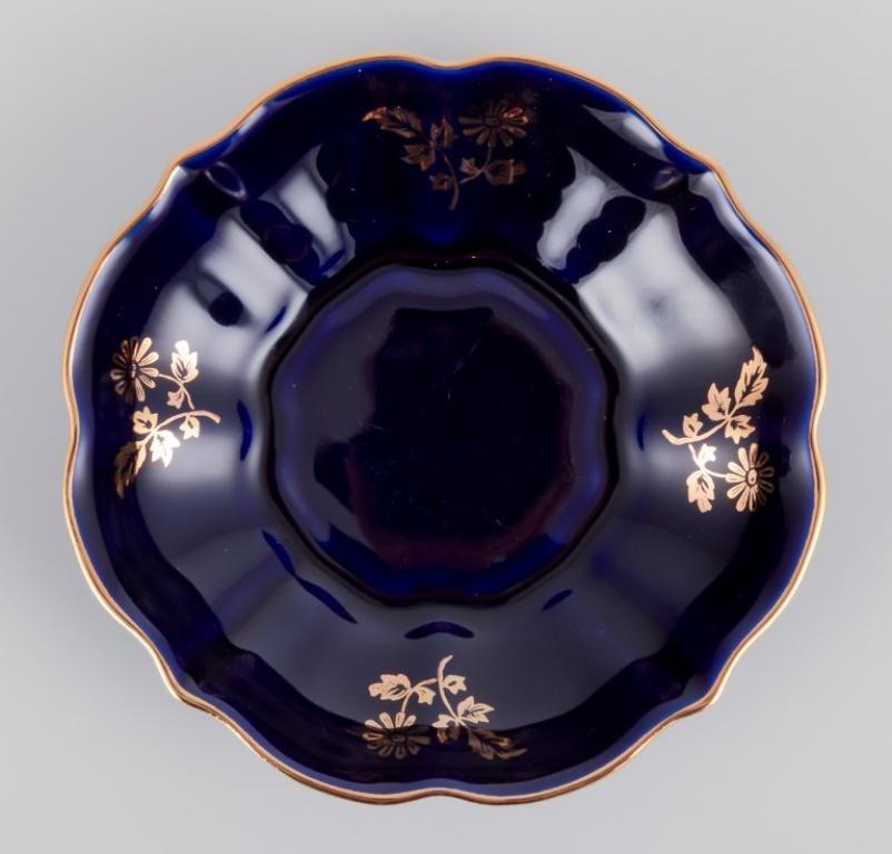 Fin du 20e siècle Limoges, France. Tasse basse en porcelaine avec soucoupe et sucrier. en vente