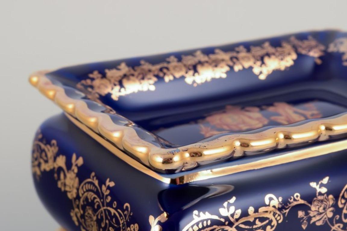 Limoges, France. Porcelain covered box decorated with 22-karat gold leaf. In Excellent Condition For Sale In København, Copenhagen