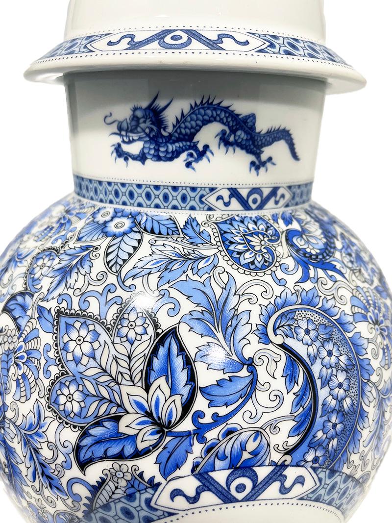Lampe de table en porcelaine de Limoges avec dragon bleu, 20e siècle Bon état - En vente à Delft, NL