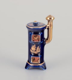 Limoges, France. Sept pièces de miniatures en porcelaine.