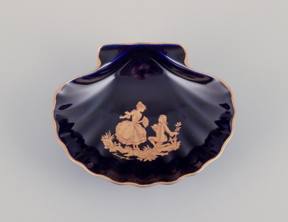 Limoges, Francia. Tre ciotole in porcellana decorate con foglia d'oro a 22 carati e con uno splendido smalto blu reale. Scène galante.
Approssimativamente dal 1970.
Provenienza: Da una grande collezione privata francese di porcellane di