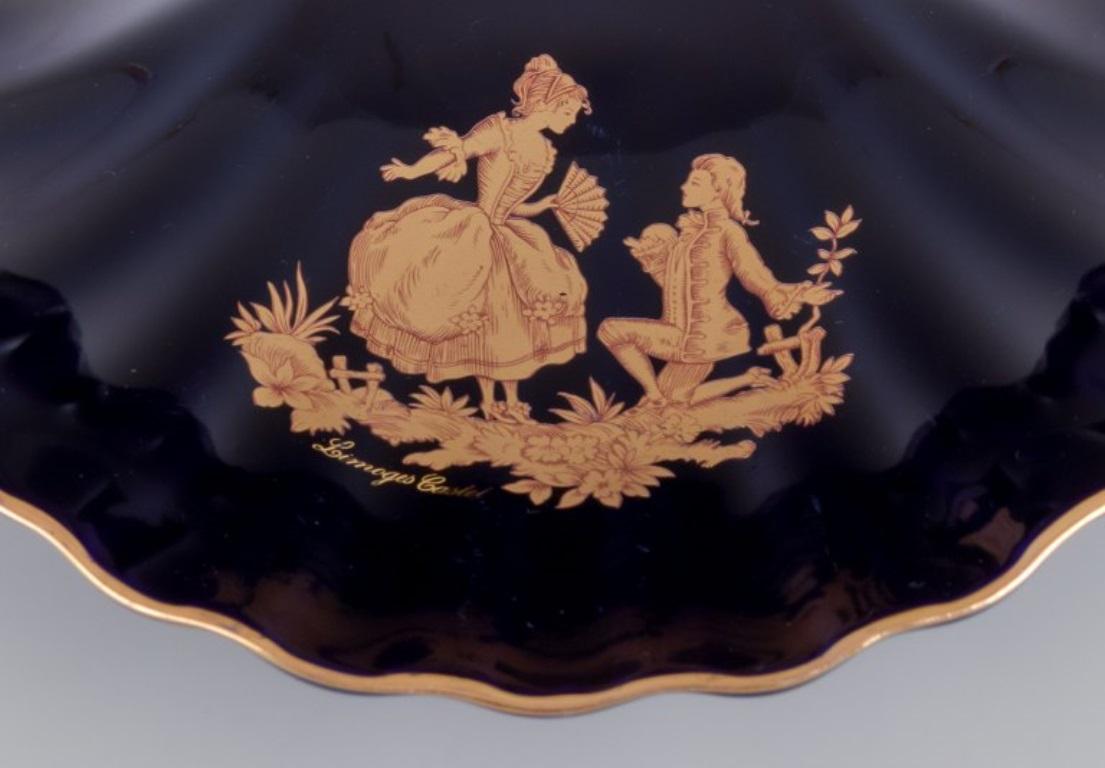 Francese Limoges, Francia. Tre ciotole in porcellana decorate con foglia d'oro. in vendita