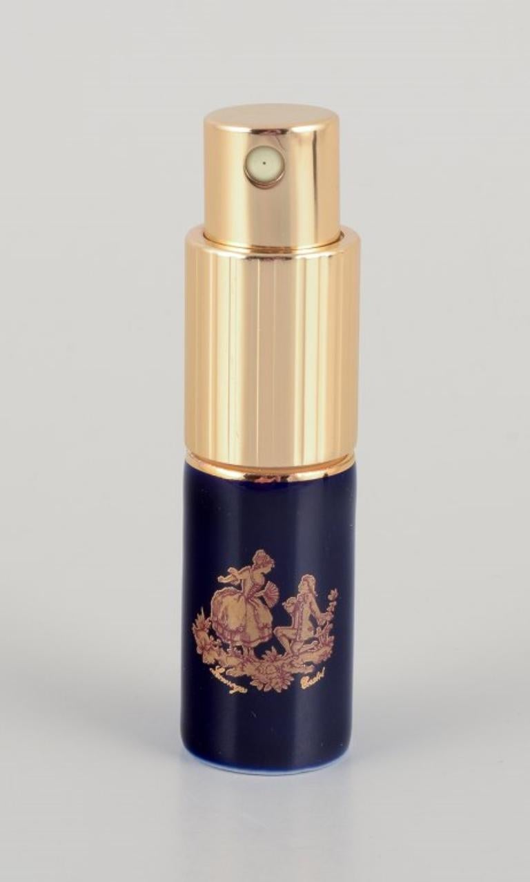 Limoges, Francia. Tres frascos de perfume de porcelana, decorados con pan de oro de 22 quilates y un hermoso vidriado azul real. Escena galante. 
Aproximadamente 1970.
Procedencia: Procedente de una gran colección privada francesa de porcelana de