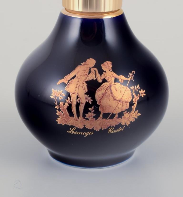 Limoges, Francia. Tres frascos de perfume de porcelana. Glaseado en venta