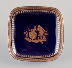 Limoges, France. Three small porcelain bowls decorated with 22-karat gold leaf