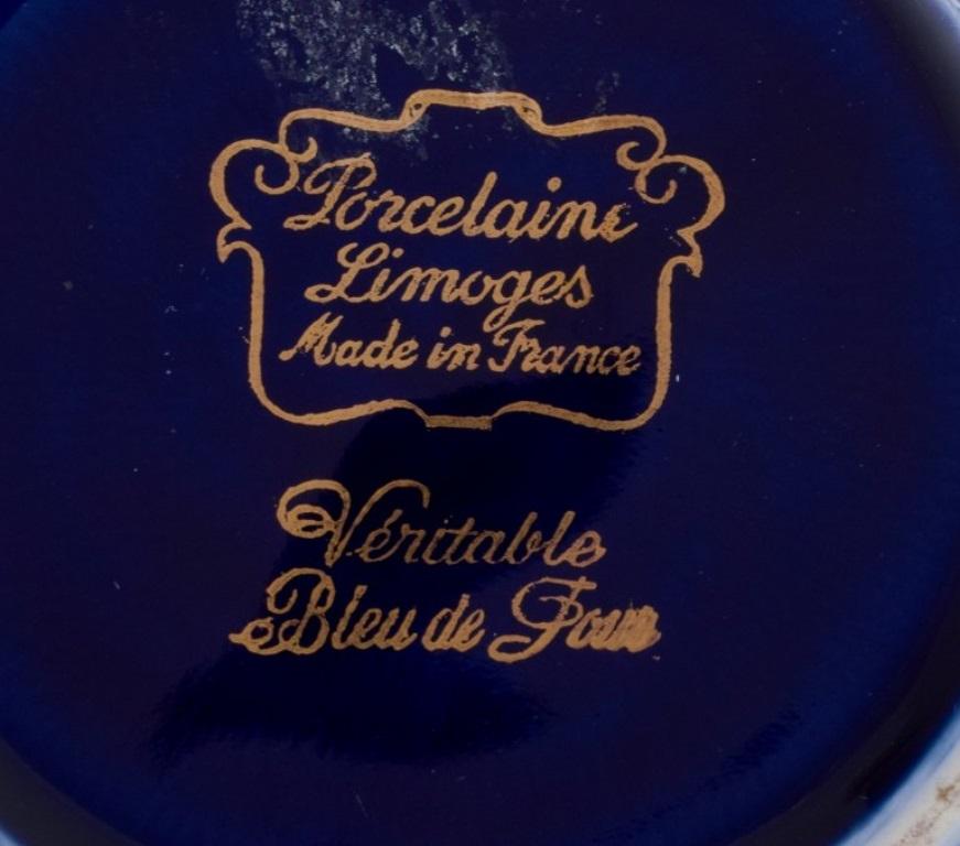 Porcelaine Limoges, France. Trois petits bols en porcelaine décorés de feuilles d'or 22 carats en vente