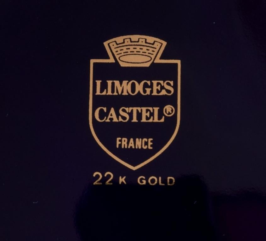 Limoges, France. Trois petits bols en porcelaine décorés de feuilles d'or 22 carats en vente 1