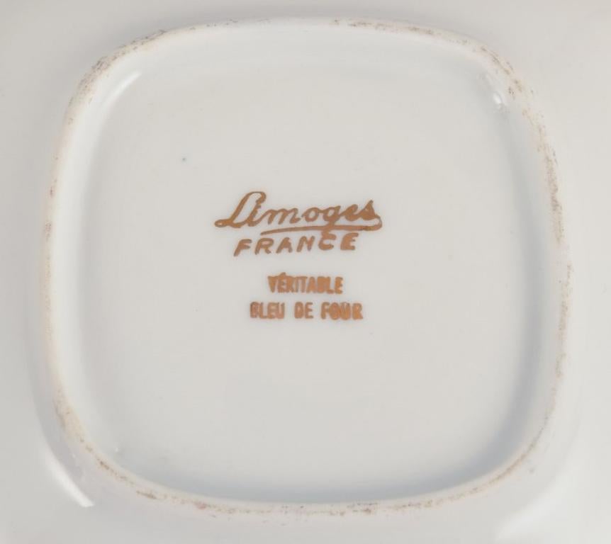 Limoges, France. Trois petits bols en porcelaine décorés de feuilles d'or 22 carats en vente 2