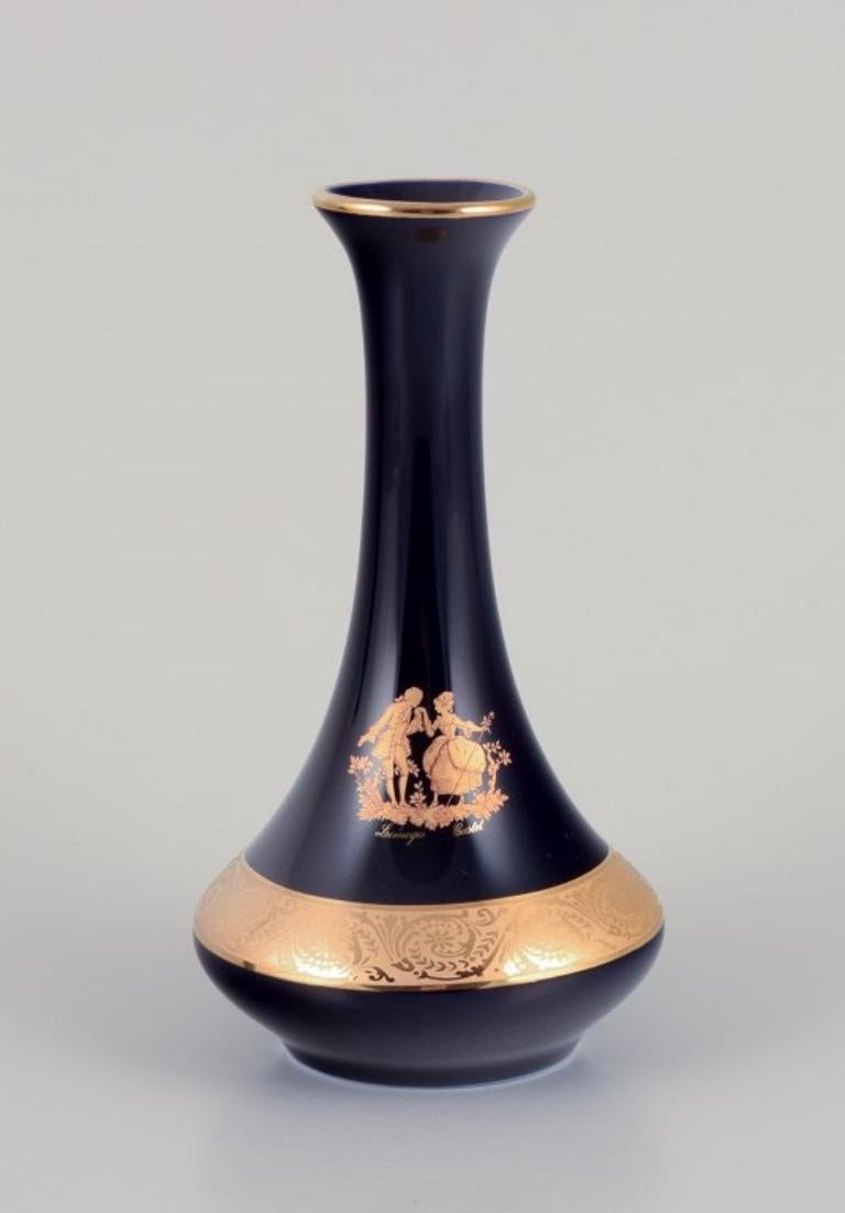 Limoges, Francia. Tre piccoli vasi in porcellana decorati con foglia d'oro a 22 carati e uno splendido smalto blu reale. Scène galante. 
Circa 1970.
Provenienza: Da una grande collezione privata francese di porcellane di Limoges.
Contrassegnato.
In