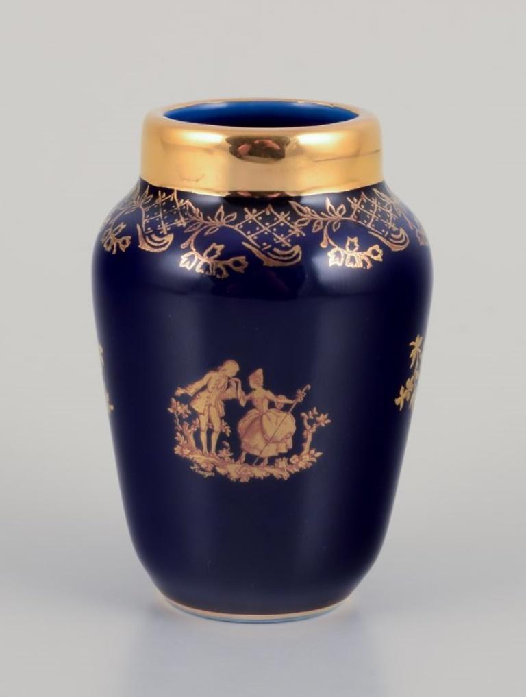 Limoges, Francia. Tre piccoli vasi in porcellana decorati con foglia d'oro a 22 carati In condizioni ottime in vendita a København, Copenhagen