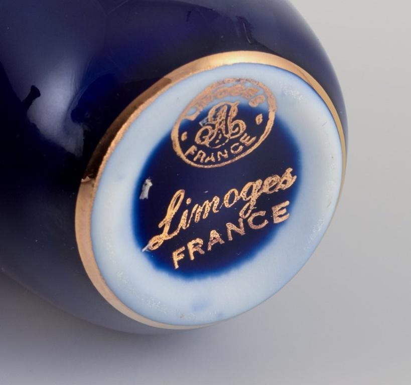 Fine XX secolo Limoges, Francia. Tre piccoli vasi in porcellana decorati con foglia d'oro a 22 carati in vendita