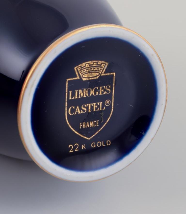 Porcellana Limoges, Francia. Tre piccoli vasi in porcellana decorati con foglia d'oro a 22 carati in vendita