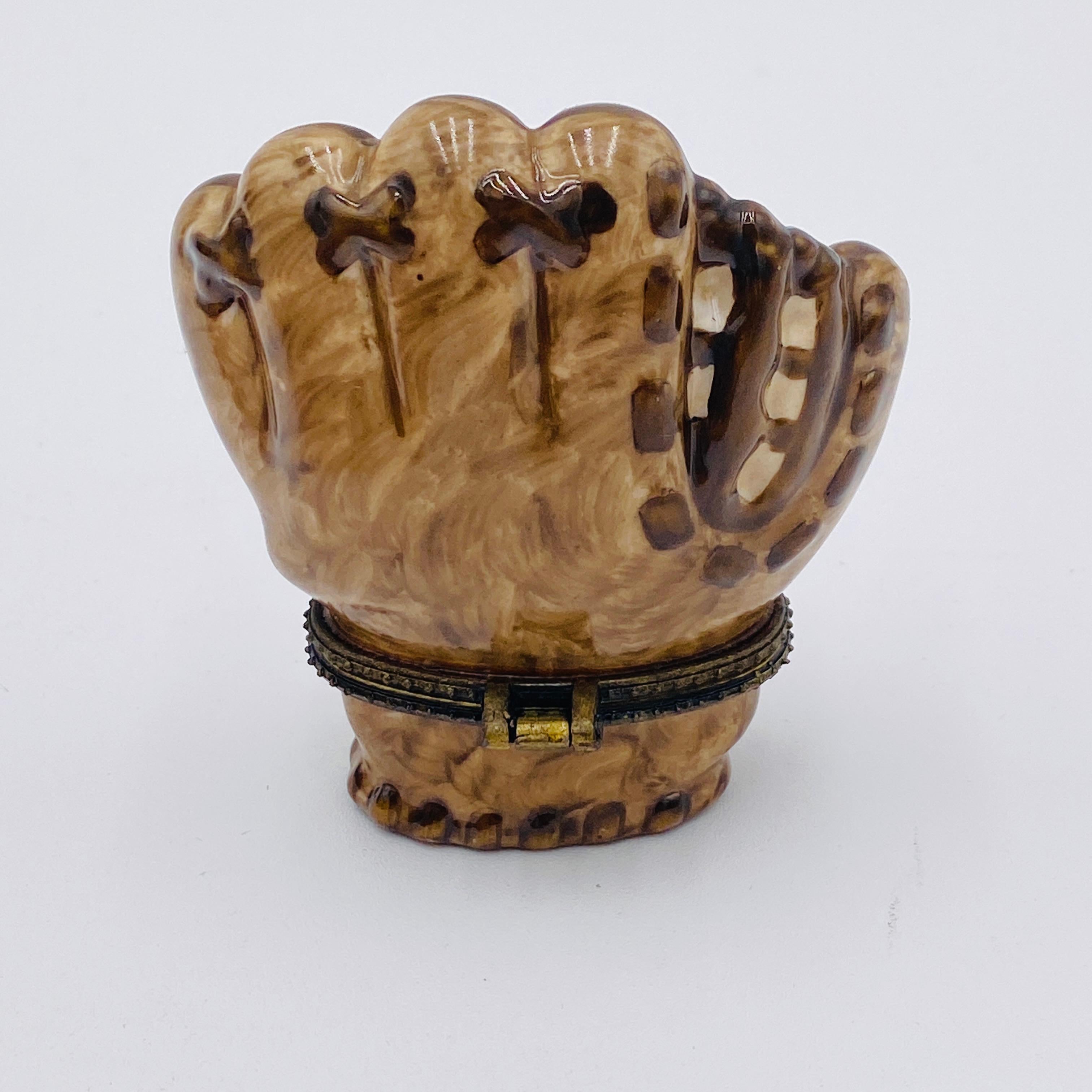 Caja de baratijas Limoges Francia Guante de béisbol Latón en venta