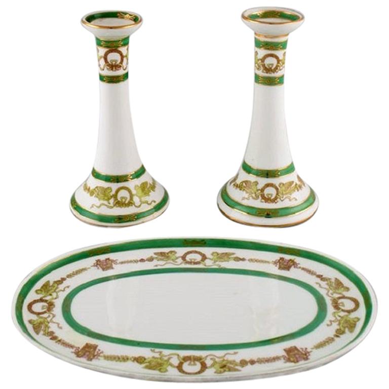 Deux chandeliers et un plat en porcelaine peints à la main de Limoges, France
