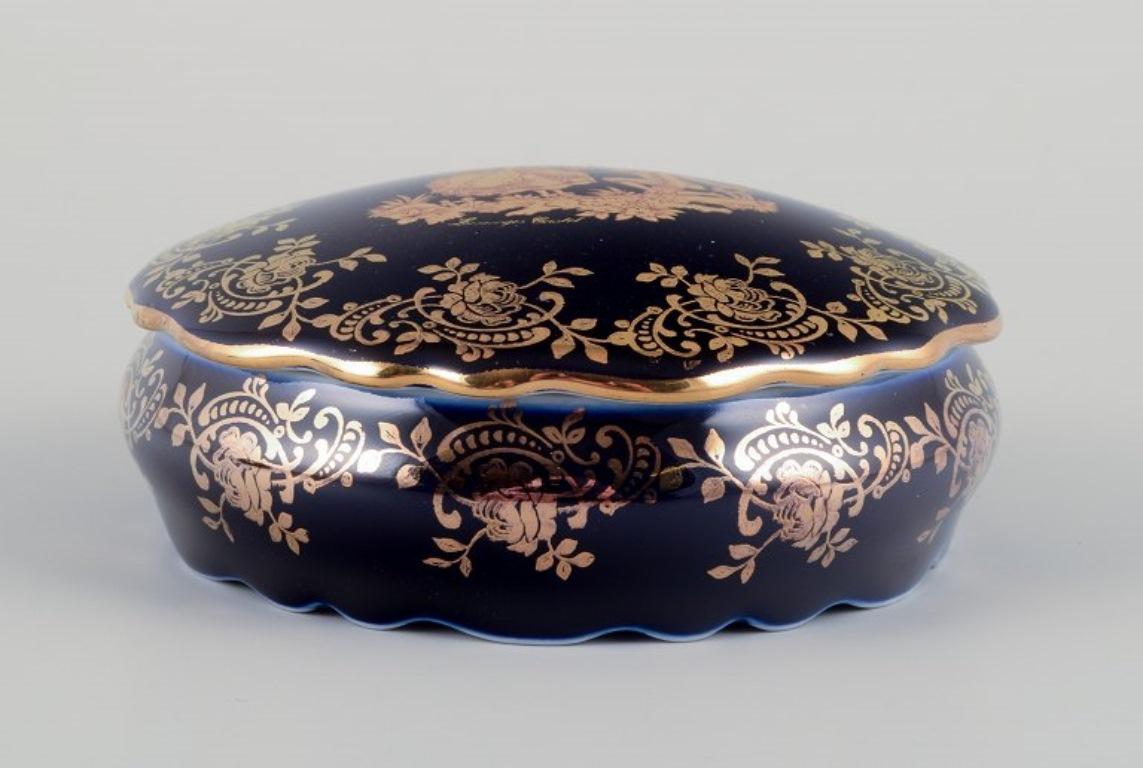Limoges, Francia. Dos tarros/cajas tapados de porcelana, uno ovalado. Francés en venta