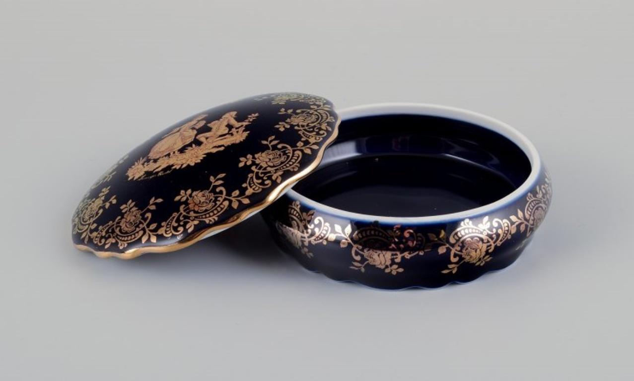 Limoges, Francia. Dos tarros/cajas tapados de porcelana, uno ovalado. Glaseado en venta