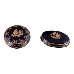 Limoges, France. Deux jarres/boîtes couvertes en porcelaine, l'une ovale.