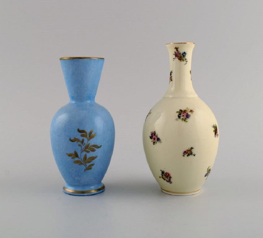 Français Limoges, France. Deux flacons de parfum, trois vases et une boîte à couvercle en porcelaine. en vente