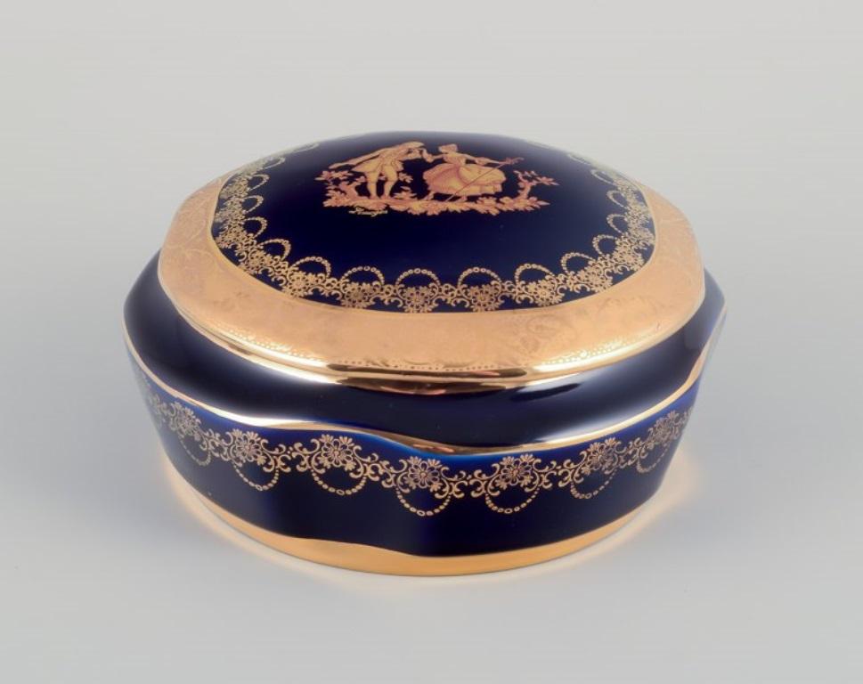 Limoges, France. Two porcelain boxes /  jars decorated with 22-karat gold leaf. In Excellent Condition For Sale In Copenhagen, DK