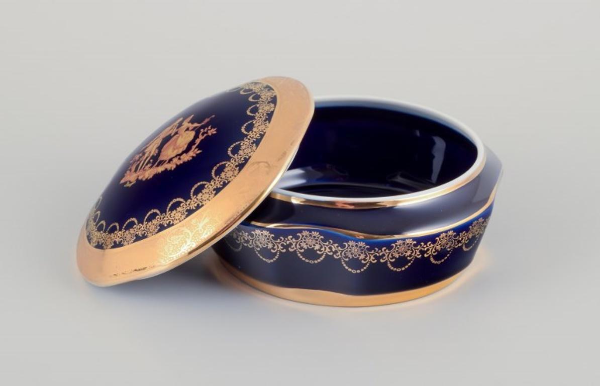Late 20th Century Limoges, France. Two porcelain boxes /  jars decorated with 22-karat gold leaf. For Sale