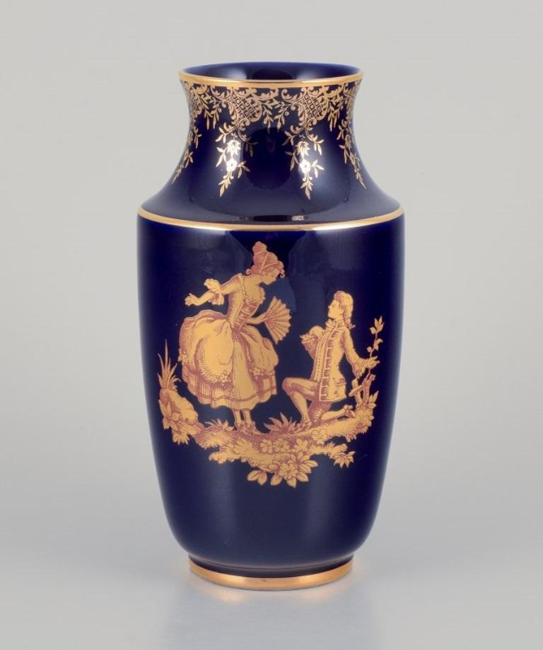 Limoges, Francia. Due vasi in porcellana decorati con foglia d'oro a 22 carati e con uno splendido smalto blu reale. Scène galante. 
Circa 1970.
Provenienza: Da una grande collezione privata francese di porcellane di Limoges.
Contrassegnato.
In
