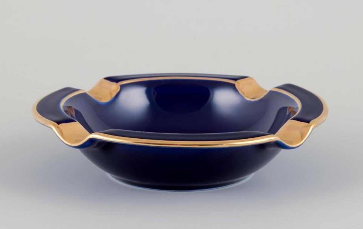 Limoges, Francia. Dos pequeños cuencos de porcelana decorados con pan de oro de 22 quilates. Francés en venta