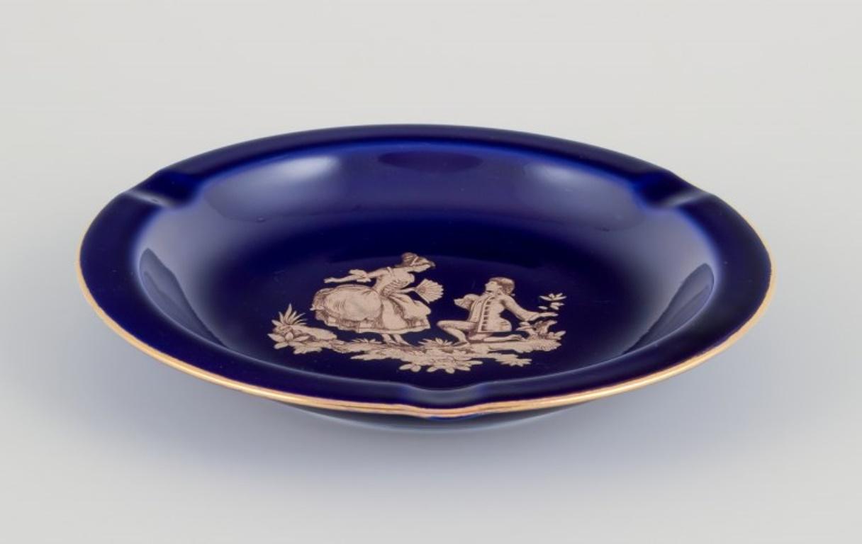 Limoges, Francia. Dos pequeños cuencos de porcelana decorados con pan de oro de 22 quilates. Glaseado en venta