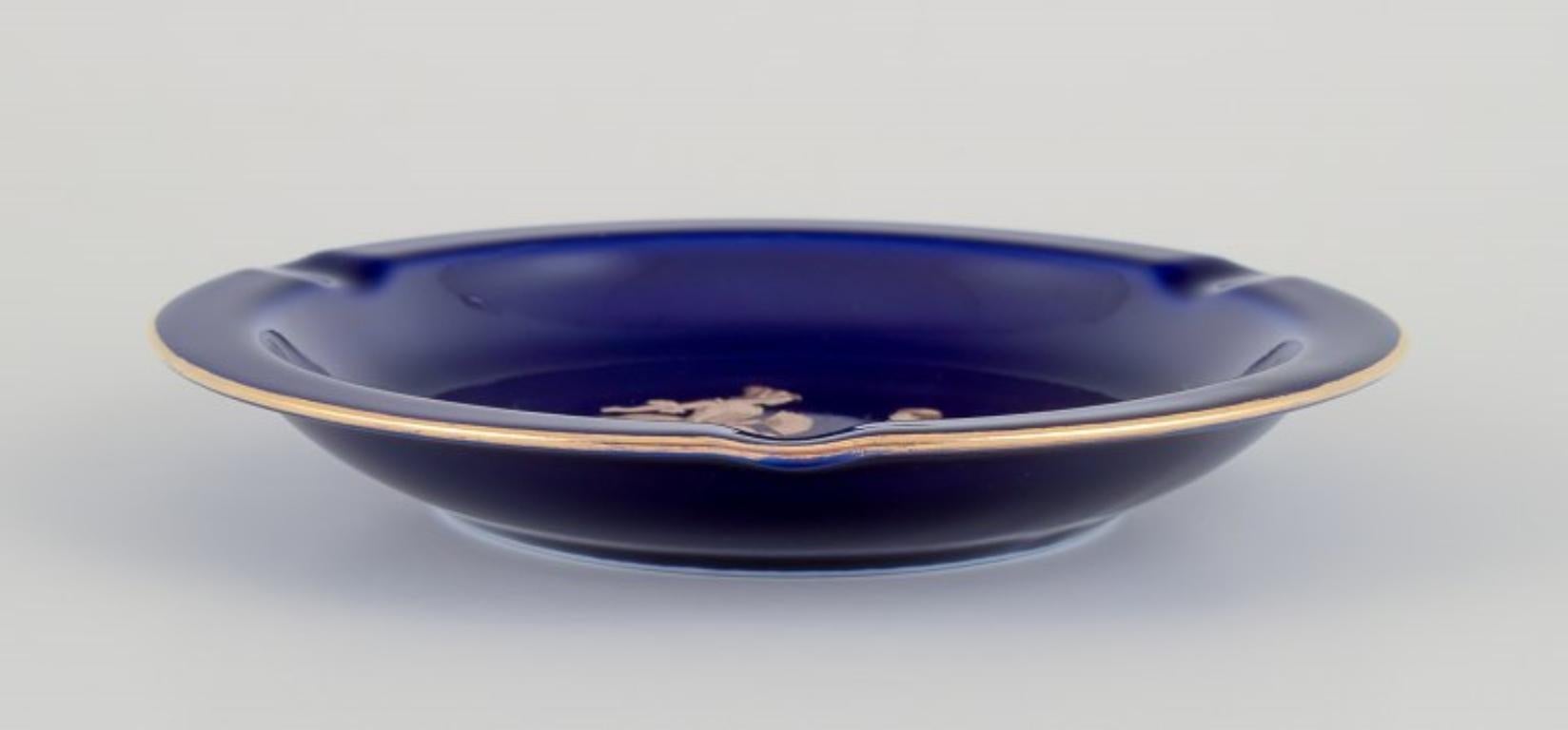 Limoges, Francia. Dos pequeños cuencos de porcelana decorados con pan de oro de 22 quilates. en Excelente estado para la venta en Copenhagen, DK
