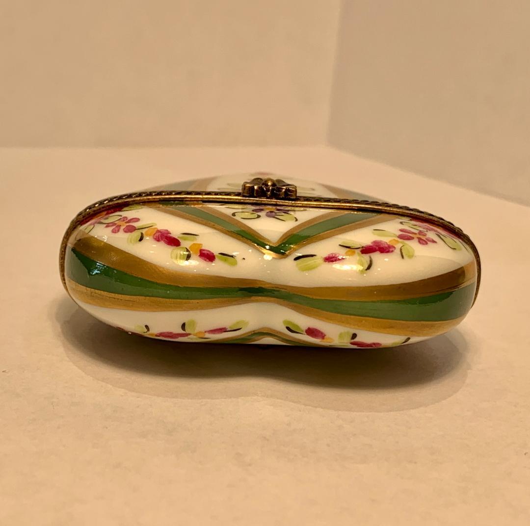 Limoges France Valentine's Day Heart Shaped Hand Painted Porcelain Trinket Box In Good Condition In Tustin, CA