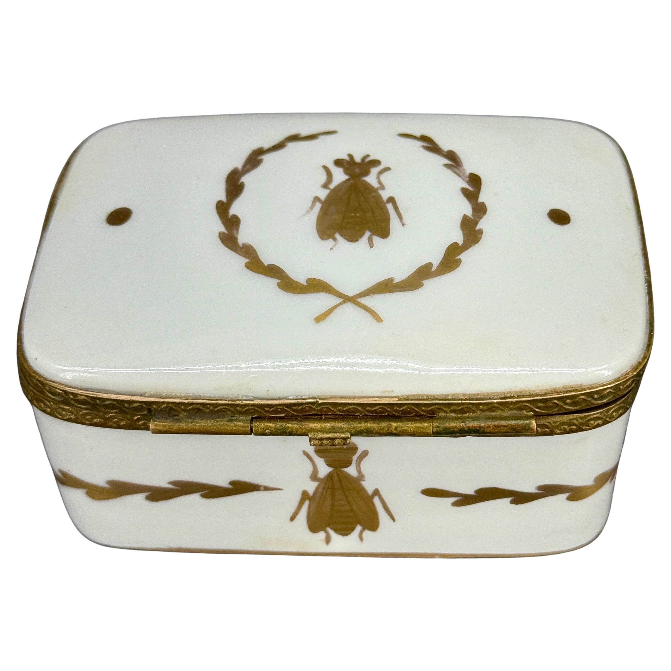 Charmante Limoges Biene Französisch Trinket Box. Dieses Stück stammt aus Frankreich und zeigt eine handgemalte Biene mit weißen und vergoldeten Details. Dieses Stück wäre sicherlich eine fantastische Ergänzung zu einer bestehenden Sammlung dieser