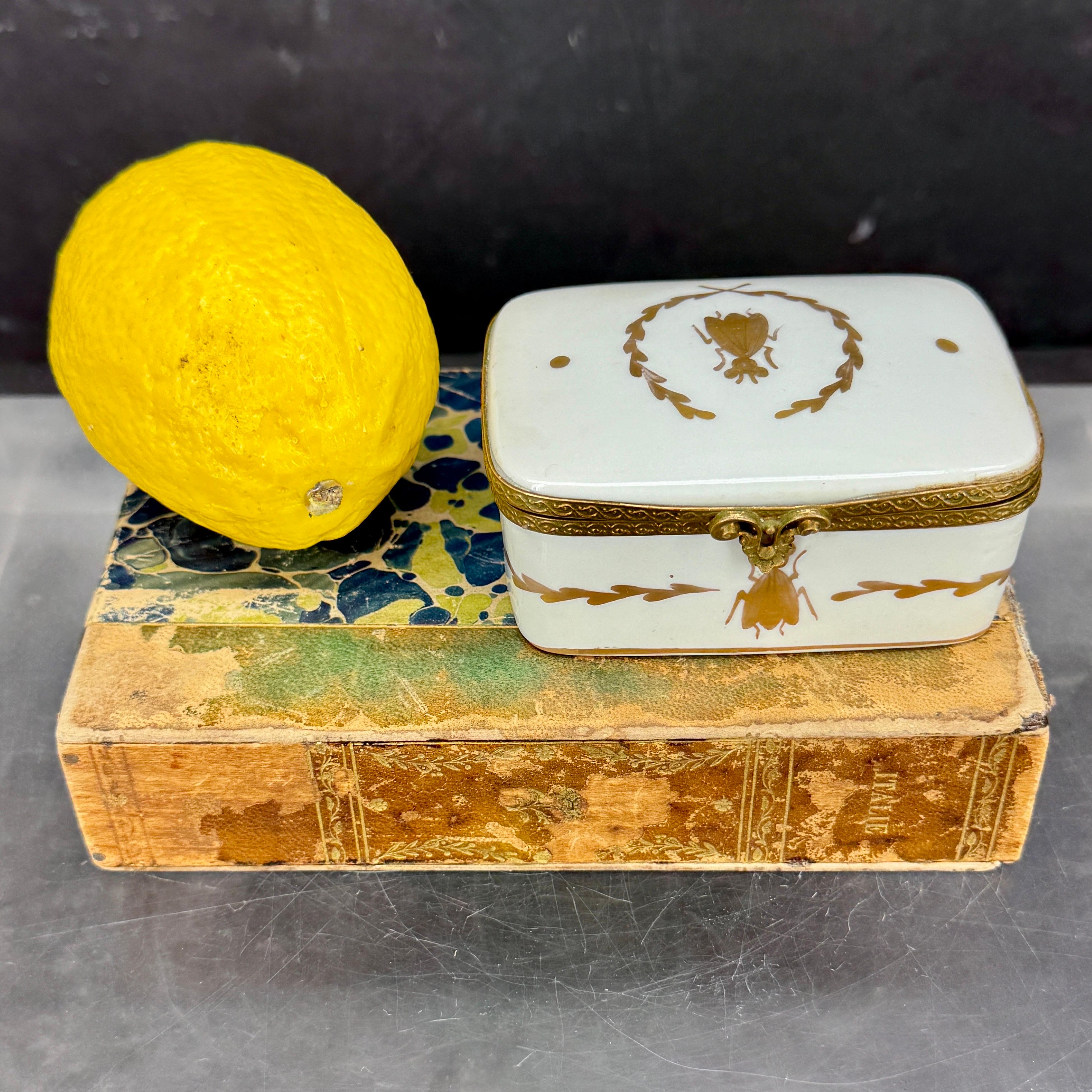 Limoges Französisch Biene Porzellan vergoldet Trinket Schmuckkästchen (Französische Provence) im Angebot