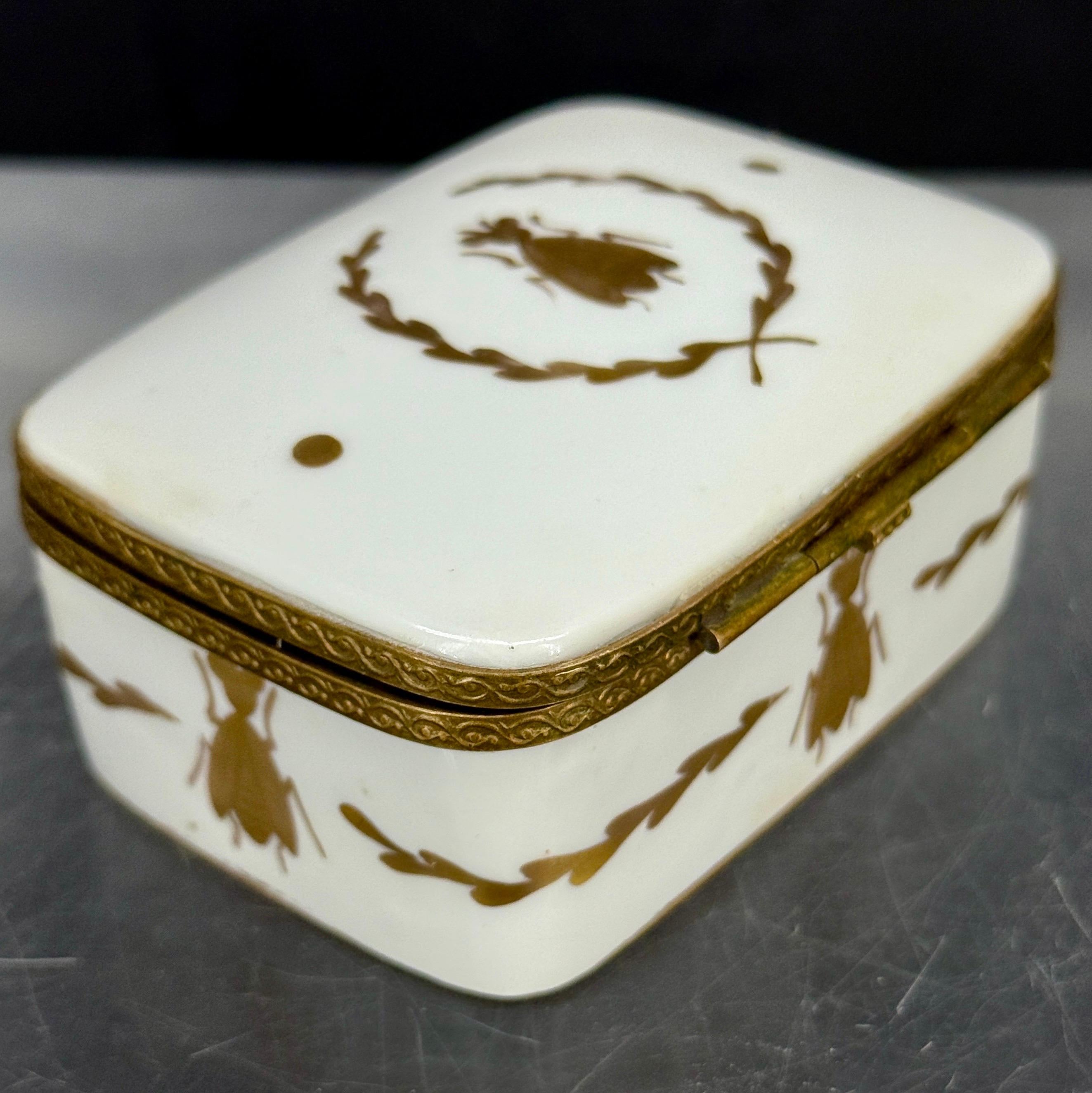 Limoges Französisch Biene Porzellan vergoldet Trinket Schmuckkästchen (20. Jahrhundert) im Angebot