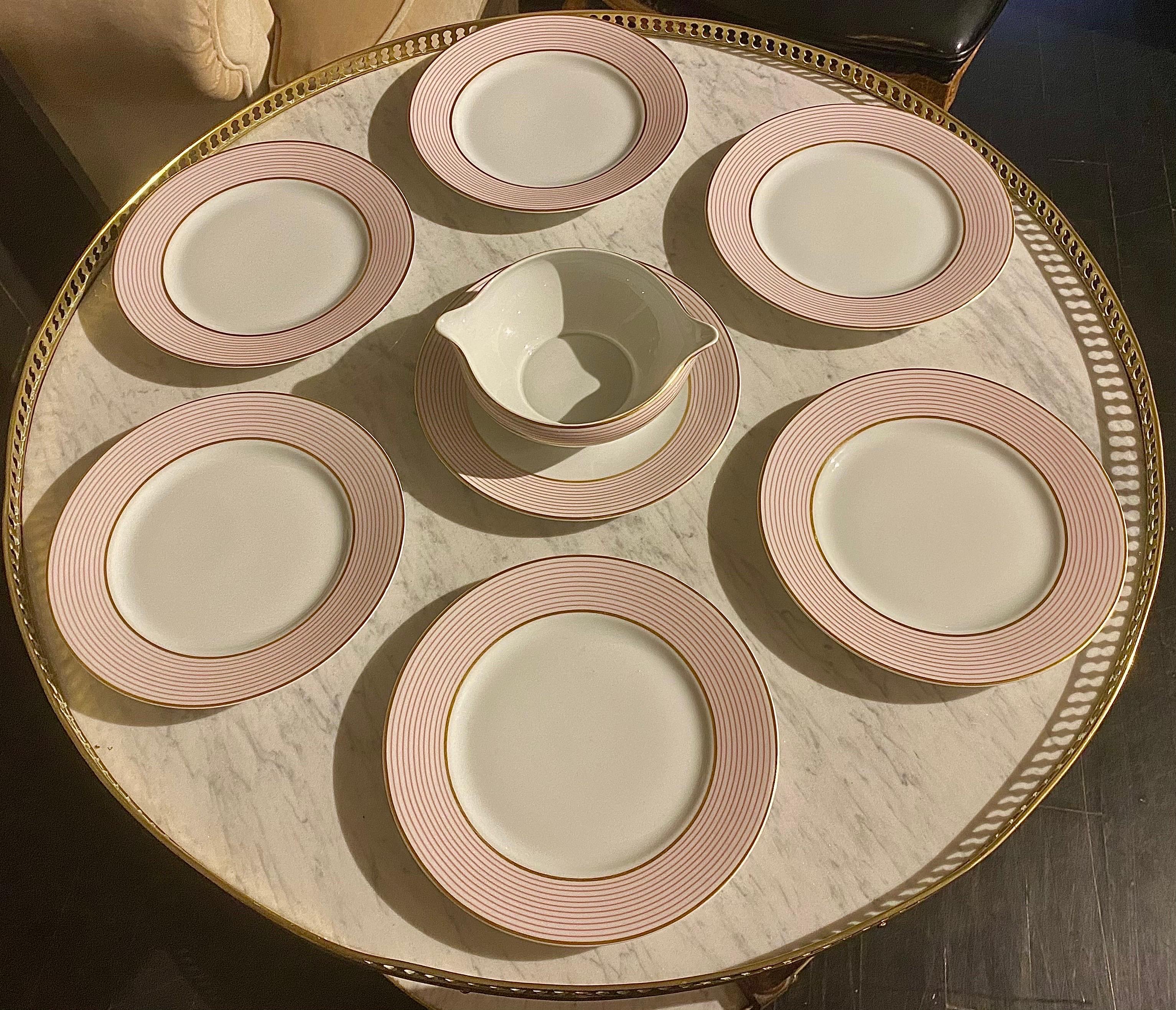Limoges, Service de table français, 54 pièces, Milles Raies Rose Bon état - En vente à Montreal, Quebec