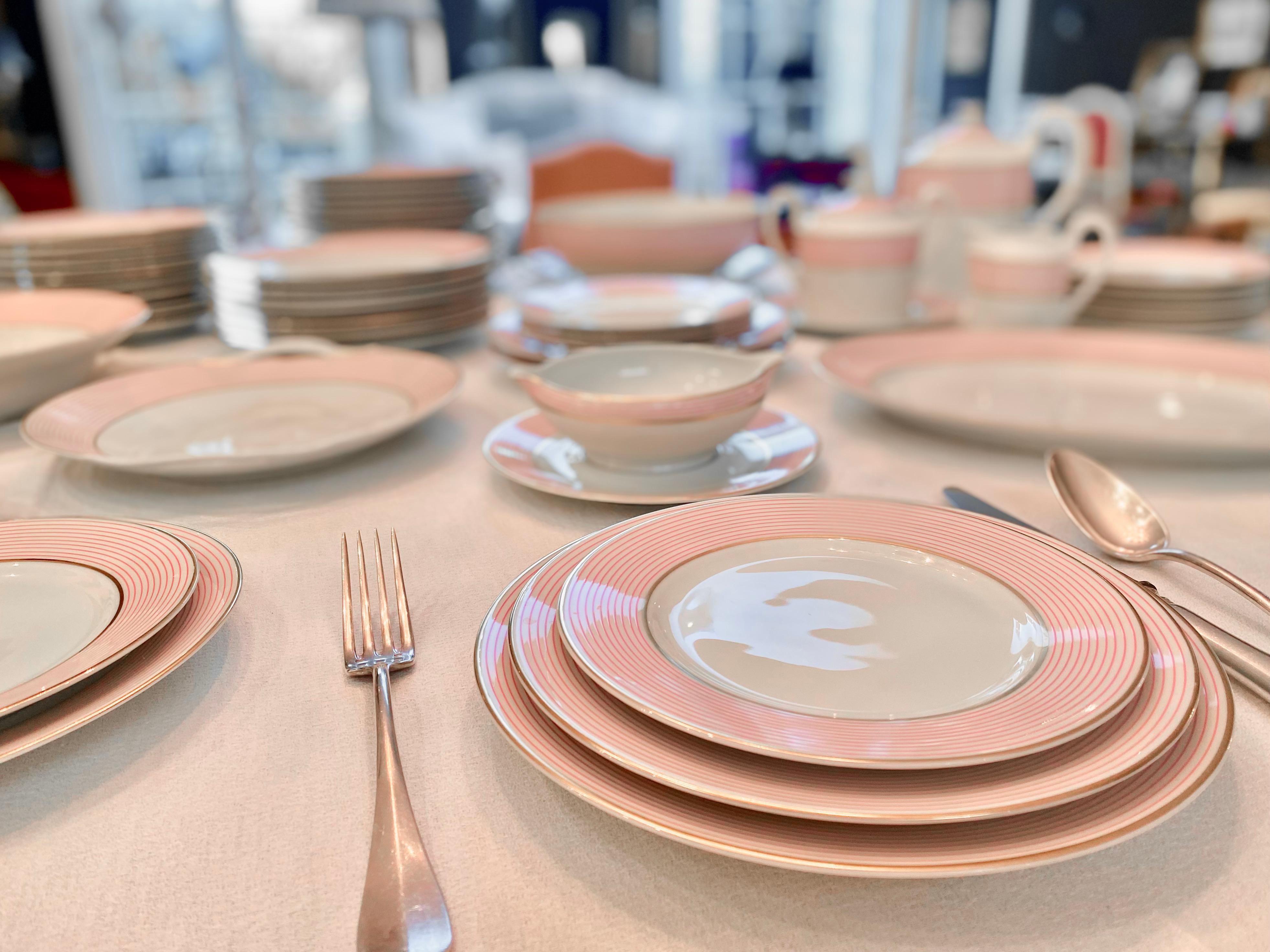 Porcelaine Limoges, Service de table français, 54 pièces, Milles Raies Rose en vente