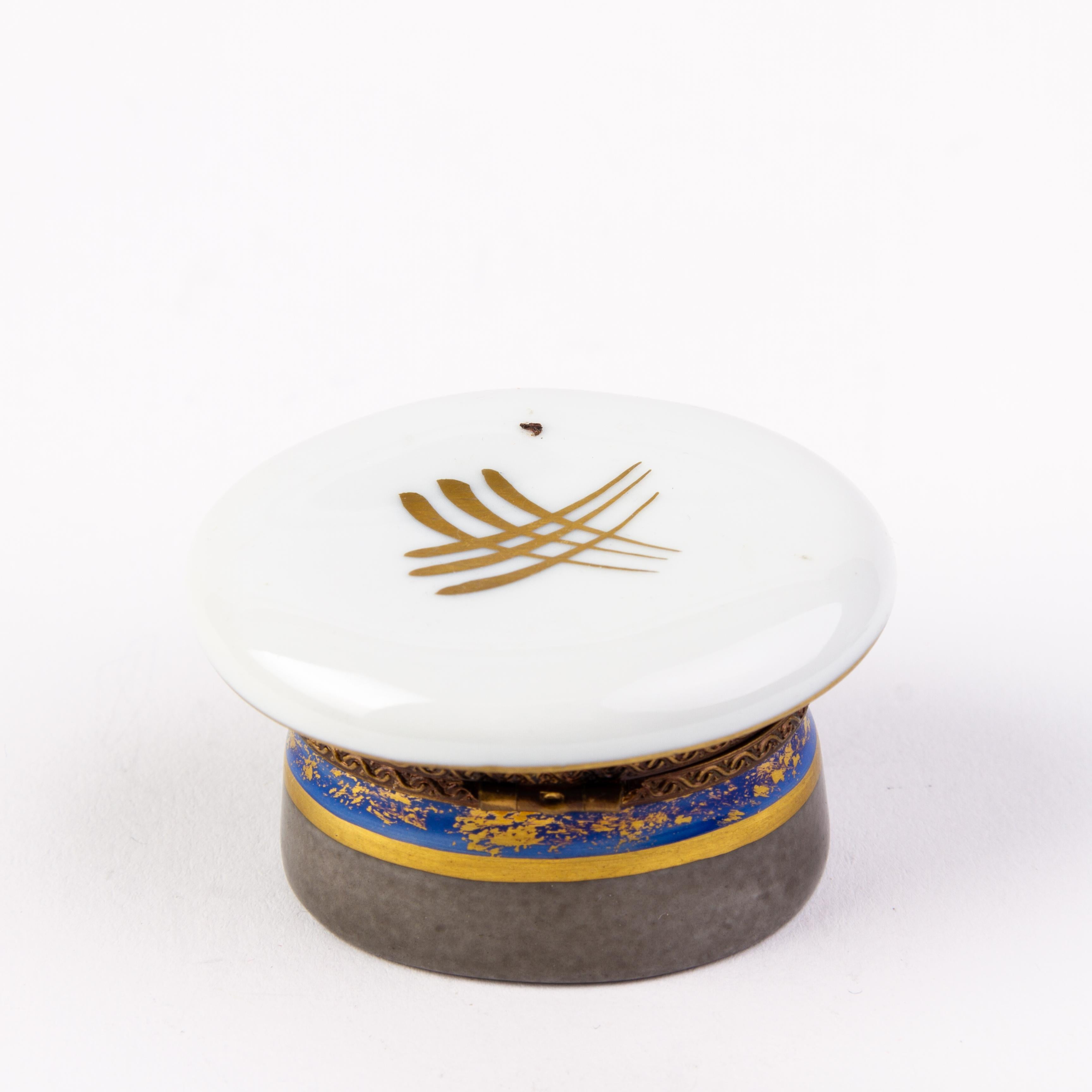 Limoges French Porcelain Hand Painted Pillbox  In Good Condition In Nottingham, GB