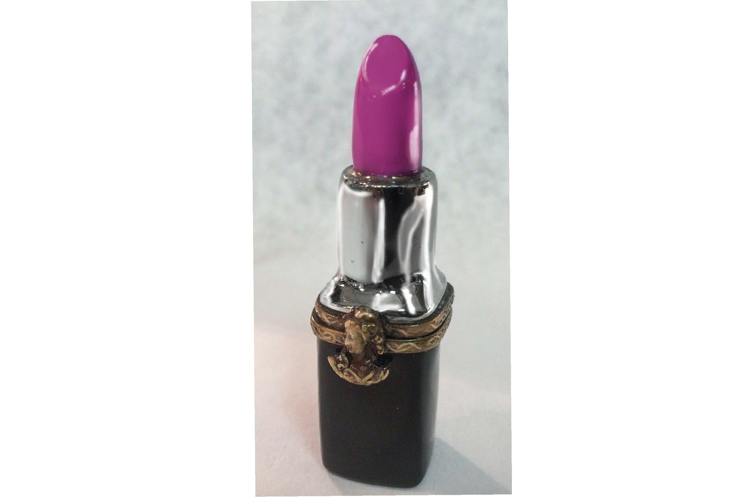 Limoges France box ~ Tube of Mauve Lipstick & Ladies Bust Clasp Porcelain.
A black case with a platinum top. A tube of mauve lipstick. A lovely lipstick!!
.7