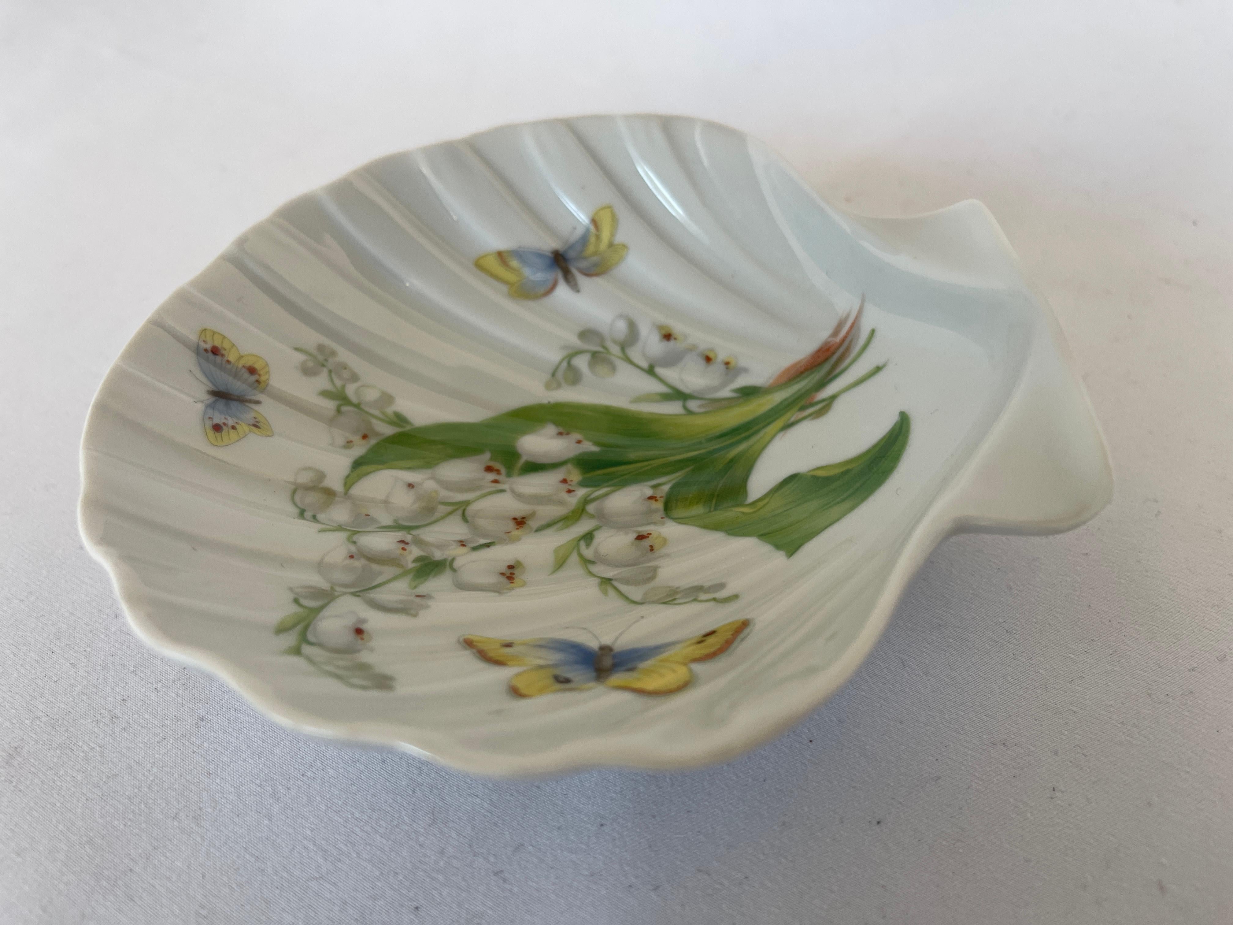 Limoges French Porcelain Sea Shell Dish W/ Hand Painted Lily-of-The-Valley Motif For Sale 2
