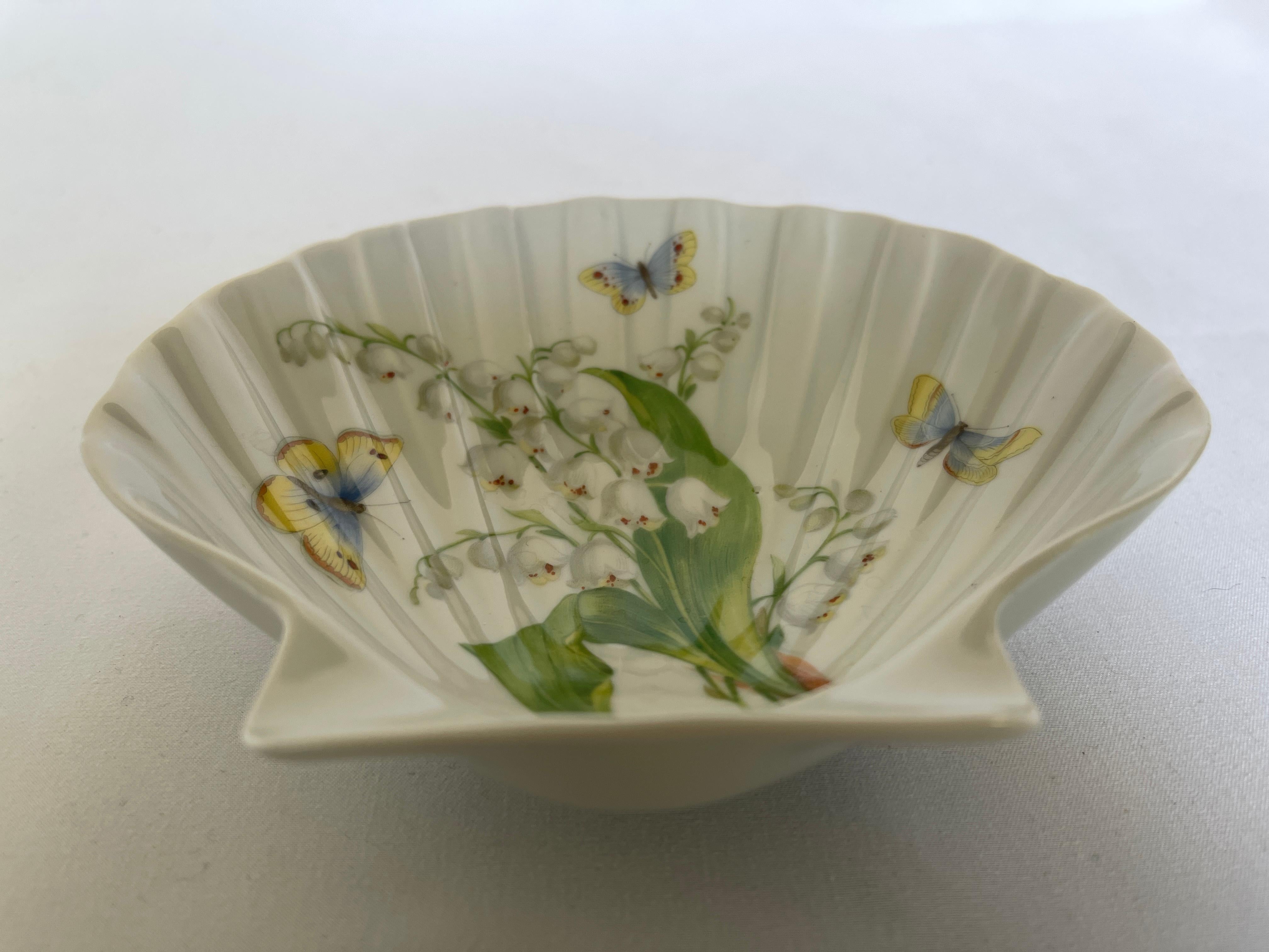 Limoges French Porcelain Sea Shell Dish W/ Hand Painted Lily-of-The-Valley Motif In Excellent Condition For Sale In New York, NY
