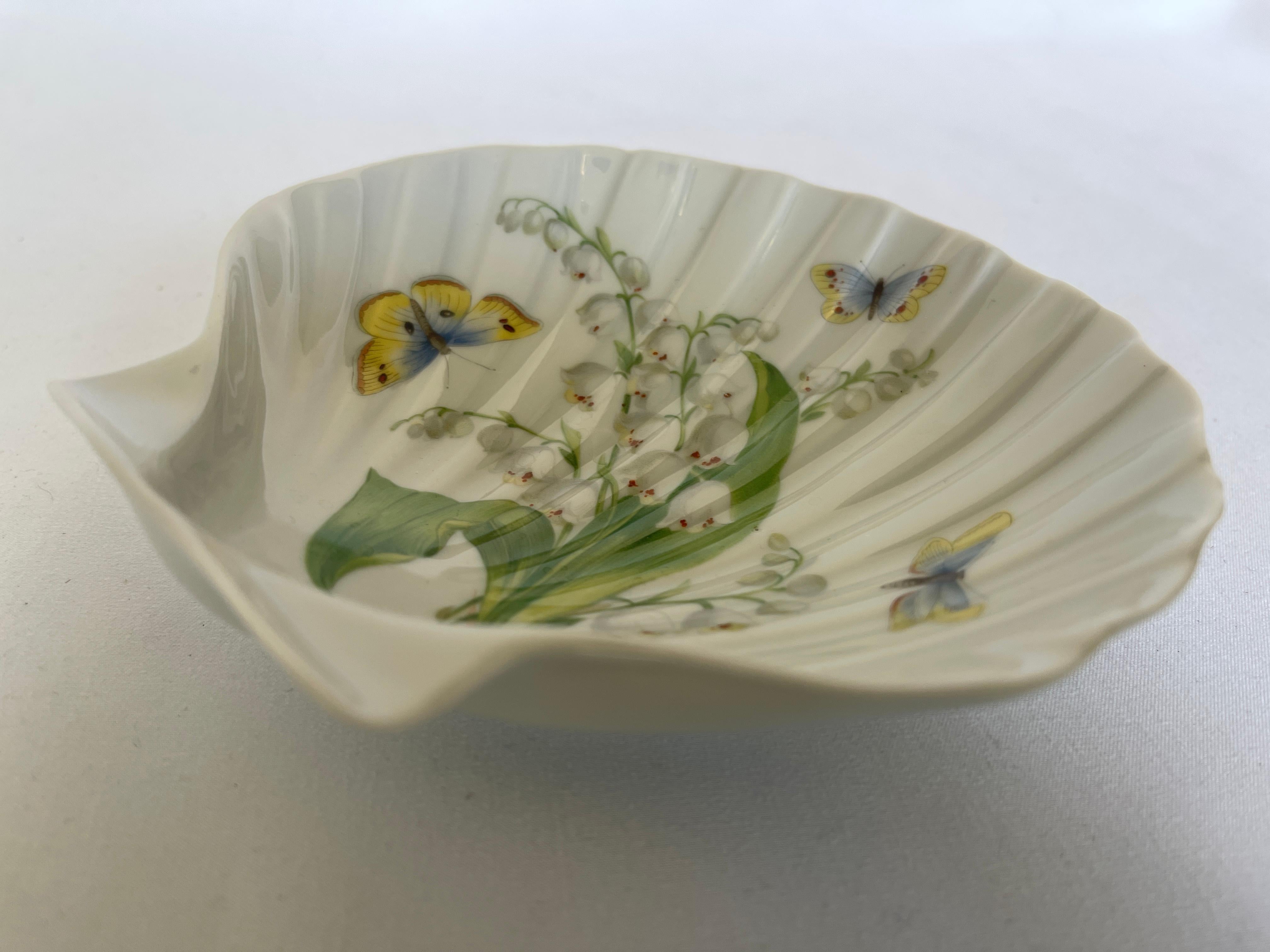 20th Century Limoges French Porcelain Sea Shell Dish W/ Hand Painted Lily-of-The-Valley Motif For Sale