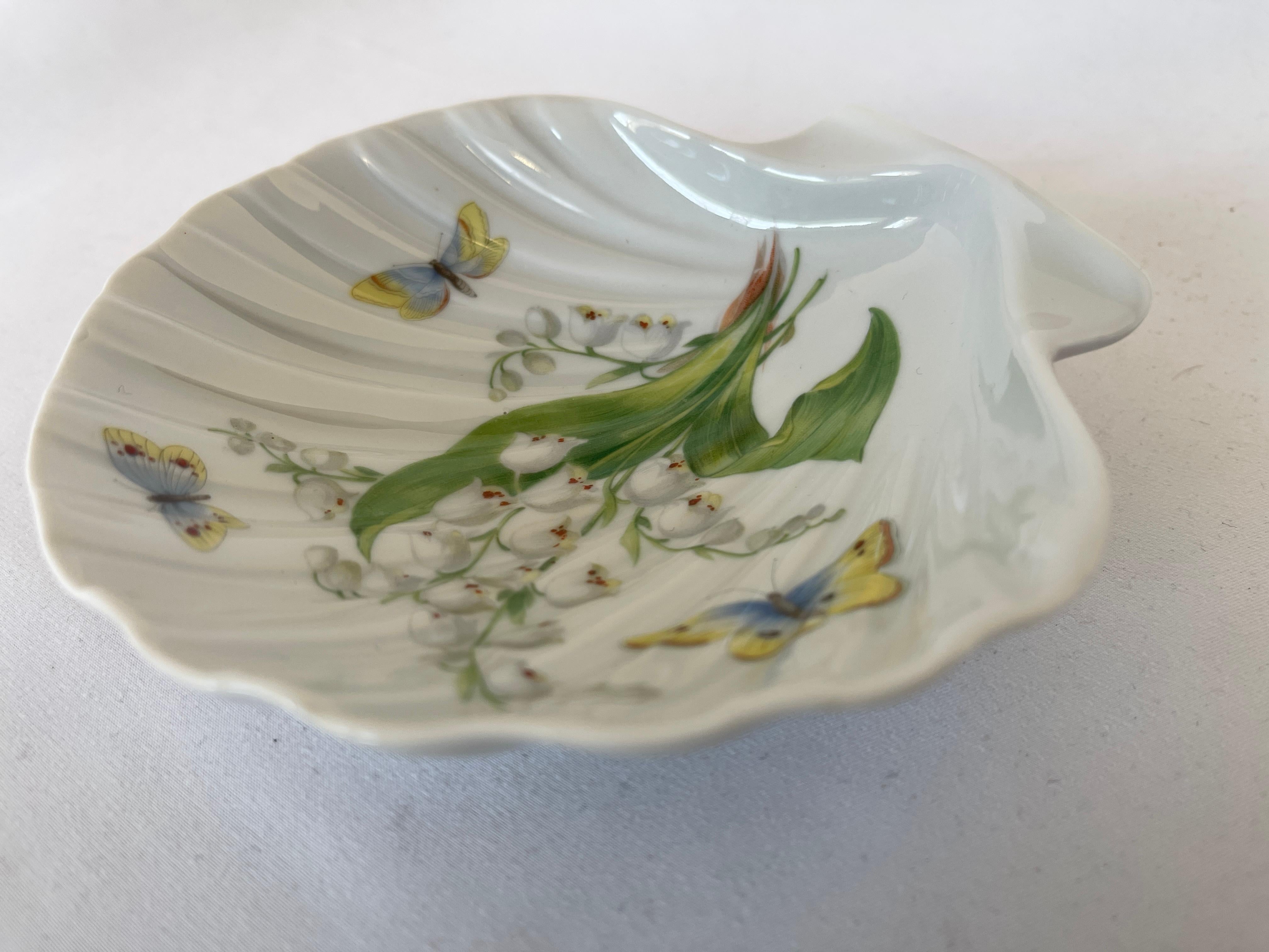 Limoges French Porcelain Sea Shell Dish W/ Hand Painted Lily-of-The-Valley Motif For Sale 1