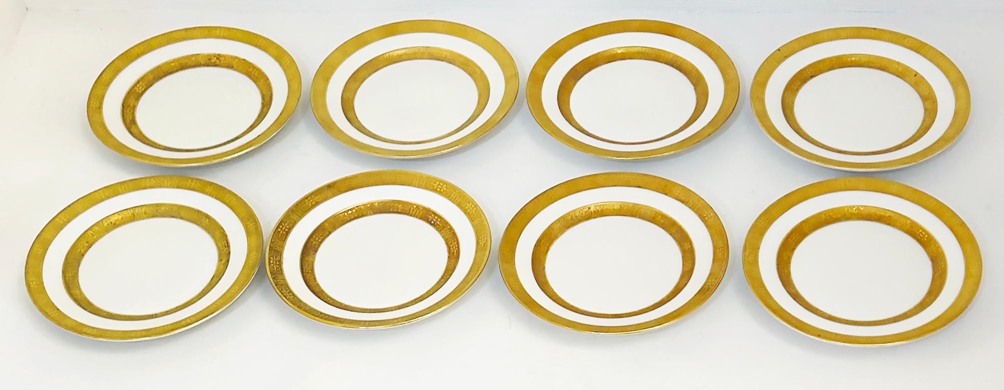 Français Assiettes en porcelaine à bandes dorées Limoges Retail by Stern Brothers NY Set of 8 en vente