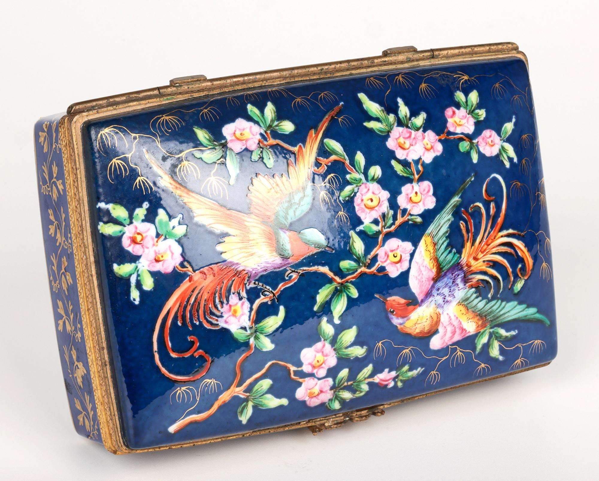 Caja de baratijas de porcelana con tapa, pintada a mano en Limoges y montada sobre metal en venta 2