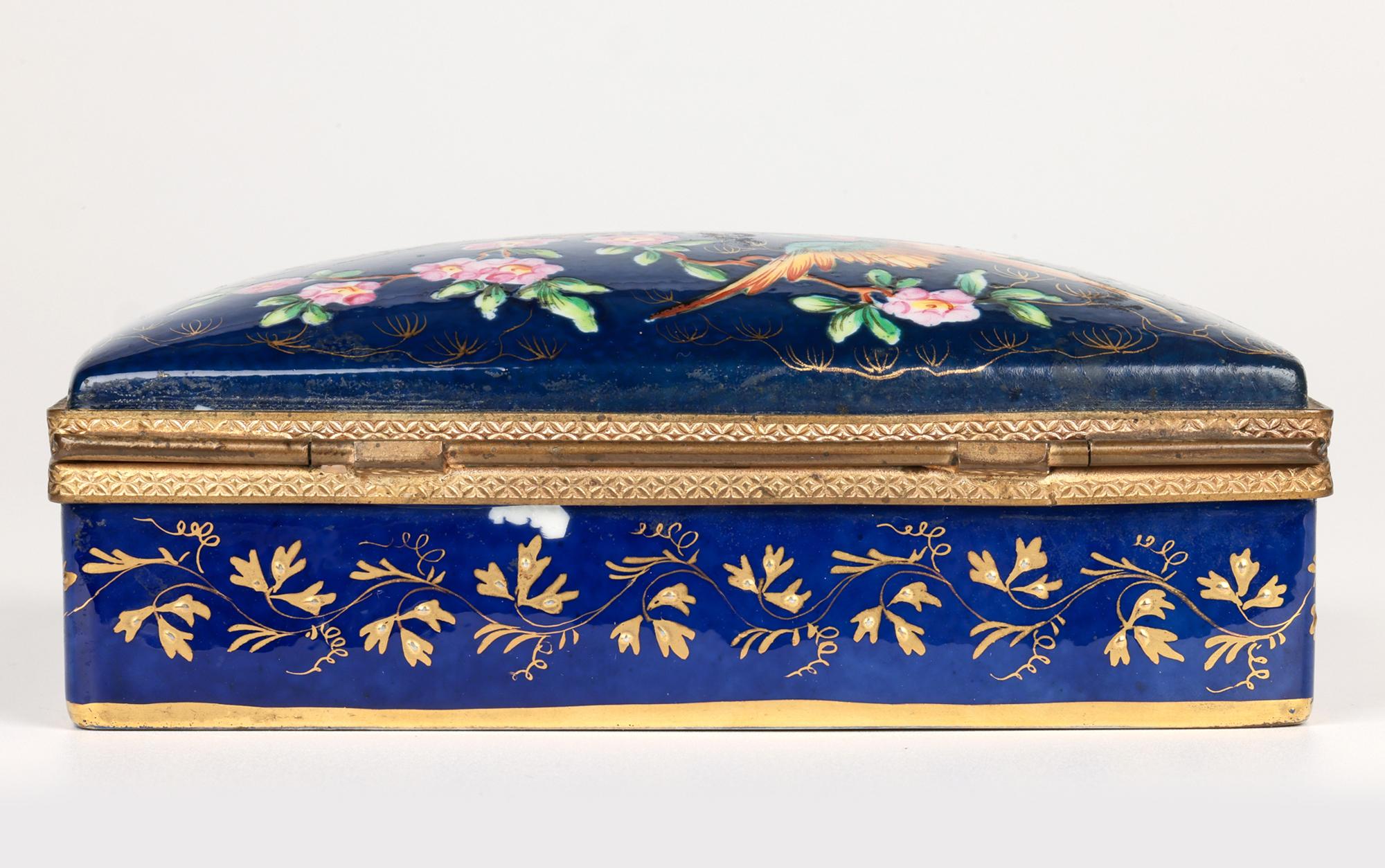 Caja de baratijas de porcelana con tapa, pintada a mano en Limoges y montada sobre metal en venta 5