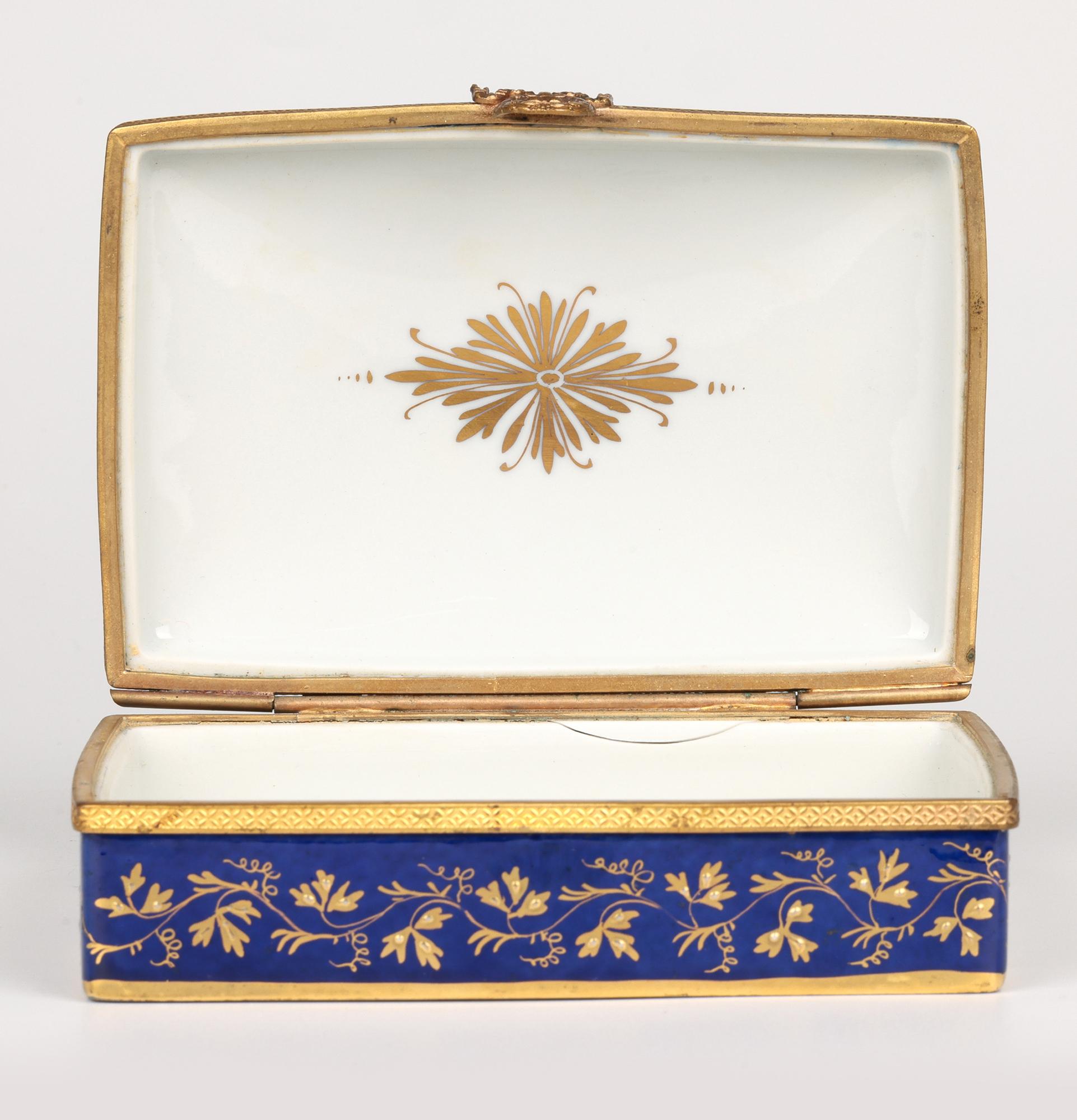 Caja de baratijas de porcelana con tapa, pintada a mano en Limoges y montada sobre metal en venta 7