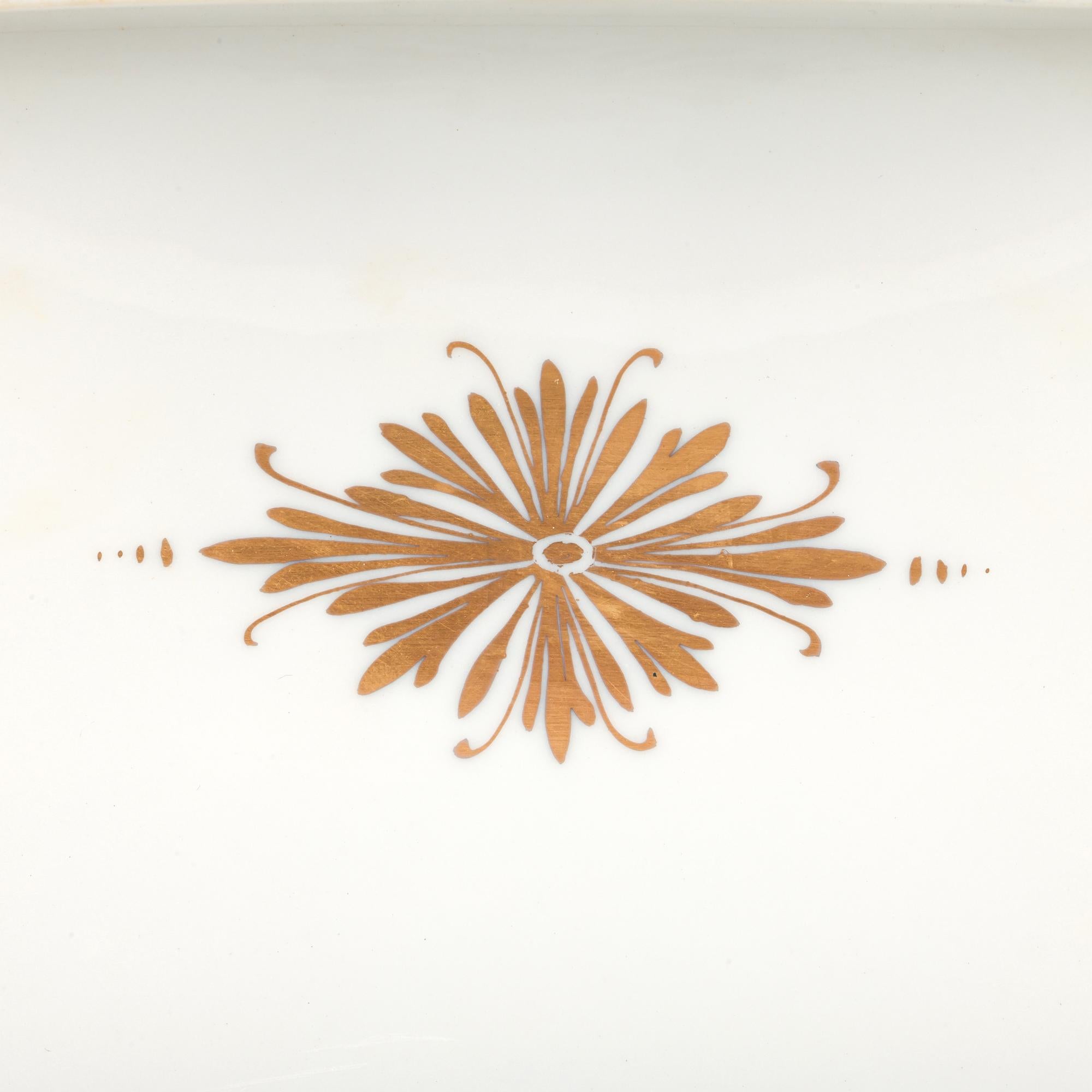 Caja de baratijas de porcelana con tapa, pintada a mano en Limoges y montada sobre metal en venta 10