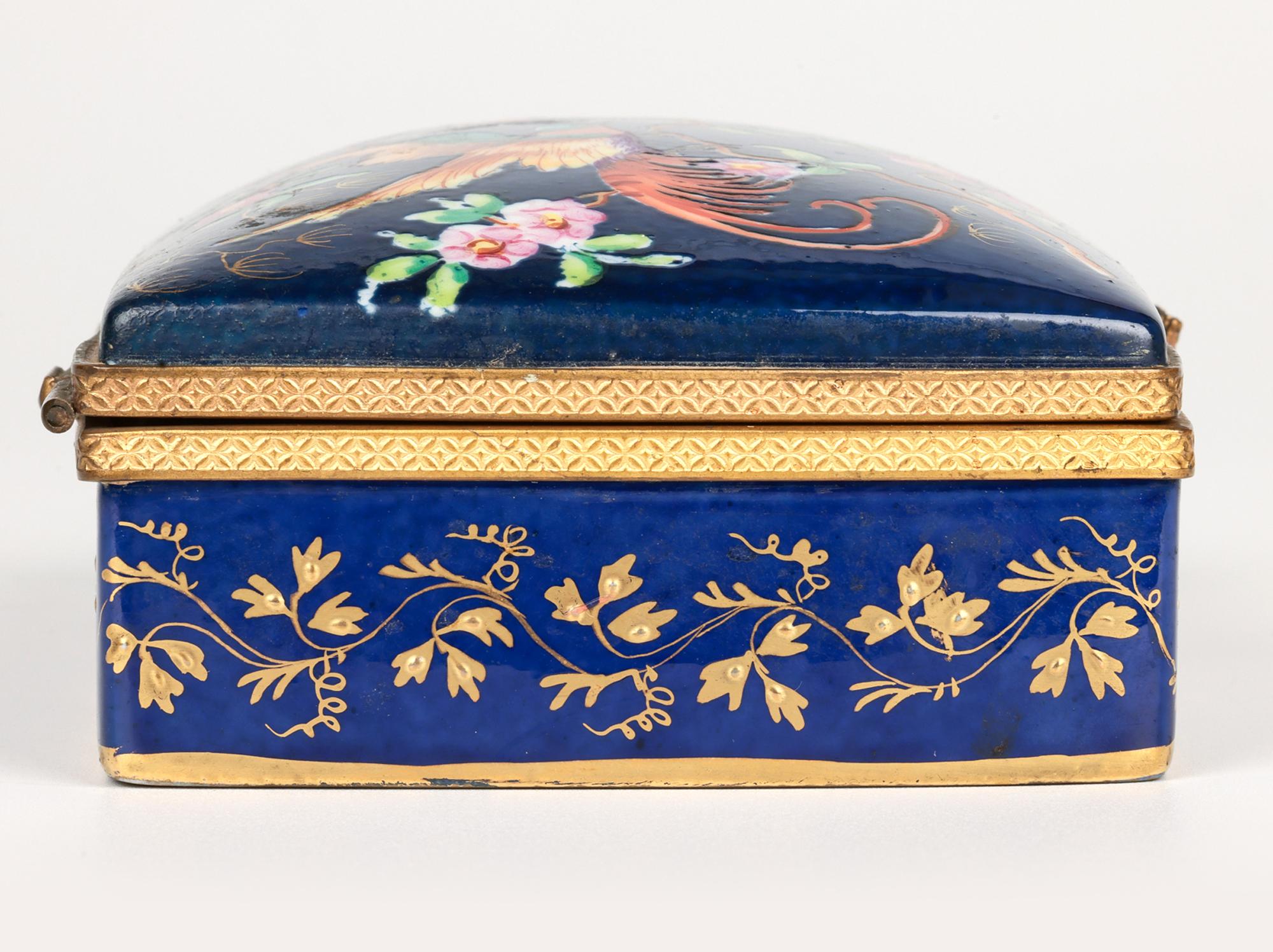 Caja de baratijas de porcelana con tapa, pintada a mano en Limoges y montada sobre metal en venta 11