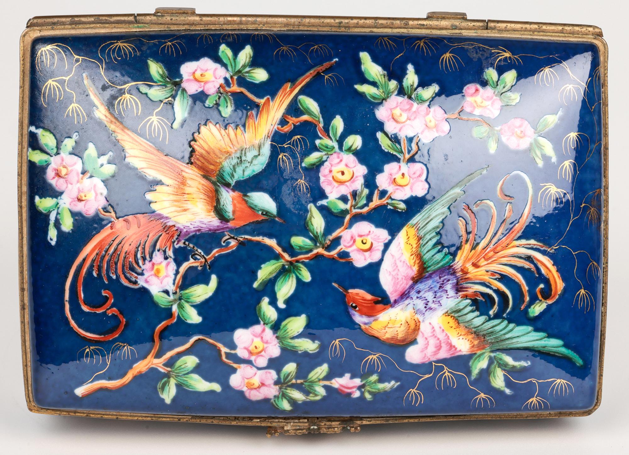 Impresionante caja de baratijas de porcelana francesa antigua, bellamente pintada y montada sobre metal, decorada con aves exóticas y fabricada por la mundialmente conocida fábrica de porcelana Limoge. Se cree que data de finales del siglo XIX. La